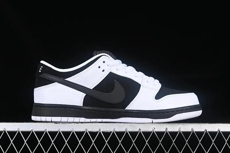 All categories Nk SB Dunk series Nk SB Dunk Low low-top sneakers Z version Tightbooth x Nk SB Dunk joint model Reverse Panda SB low-top casual sports skateboard shoes FD2629-100
